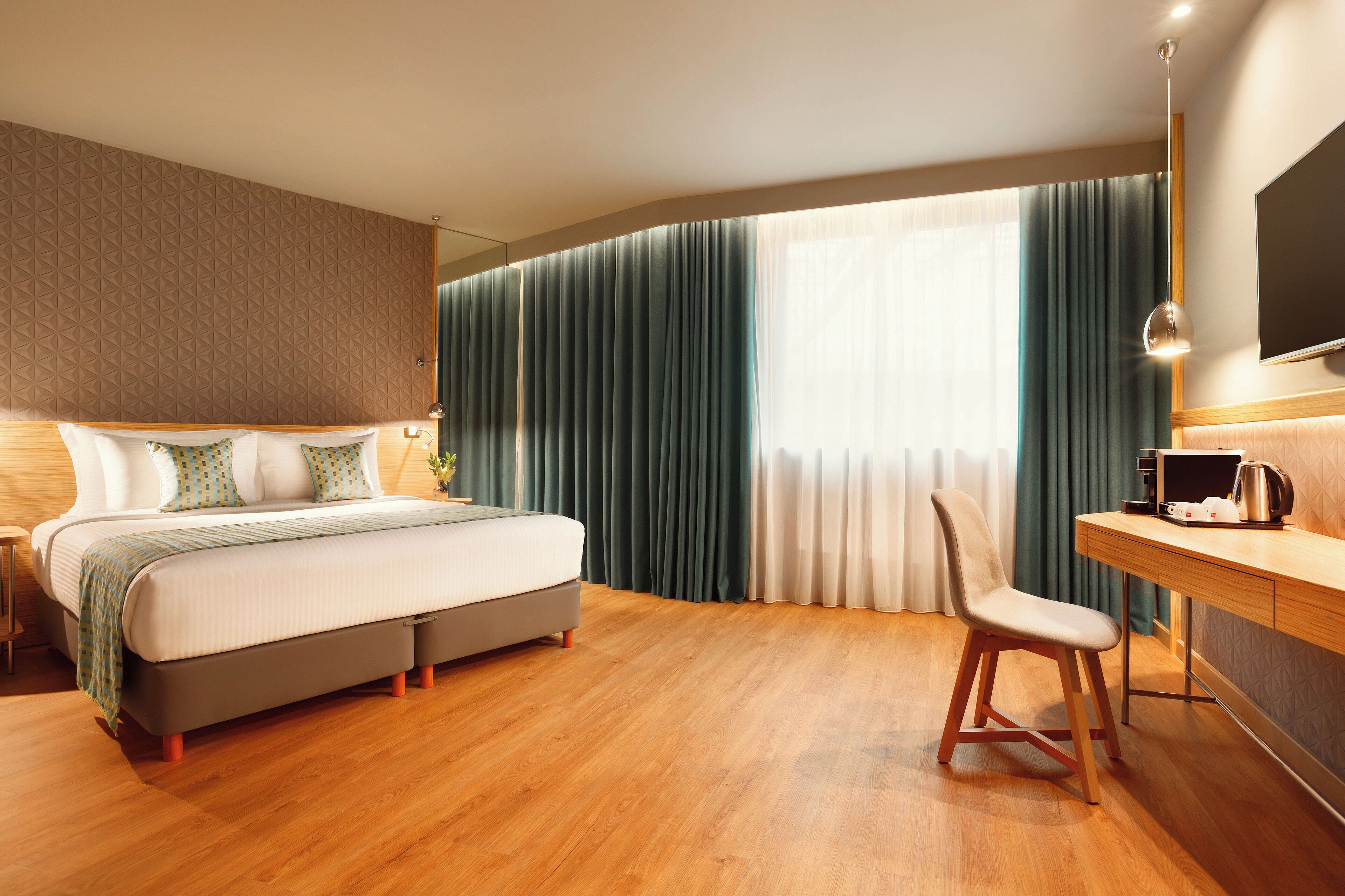 스탠다드 더블룸 (Atrium View) | 고급 침구, 필로우탑 침대, 미니바, 객실 내 금고