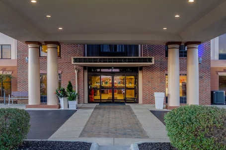 Entrada de la propiedad. Holiday Inn Express Hotel & Suites Bowling Green by IHG