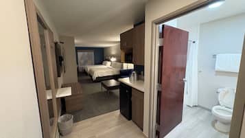 Suite, plusieurs lits | Coffres-forts dans les chambres, bureau, fer et planche Ă repasser