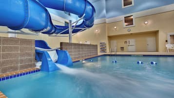 Piscina interna, funciona das 7h às 23h, espreguiçadeiras