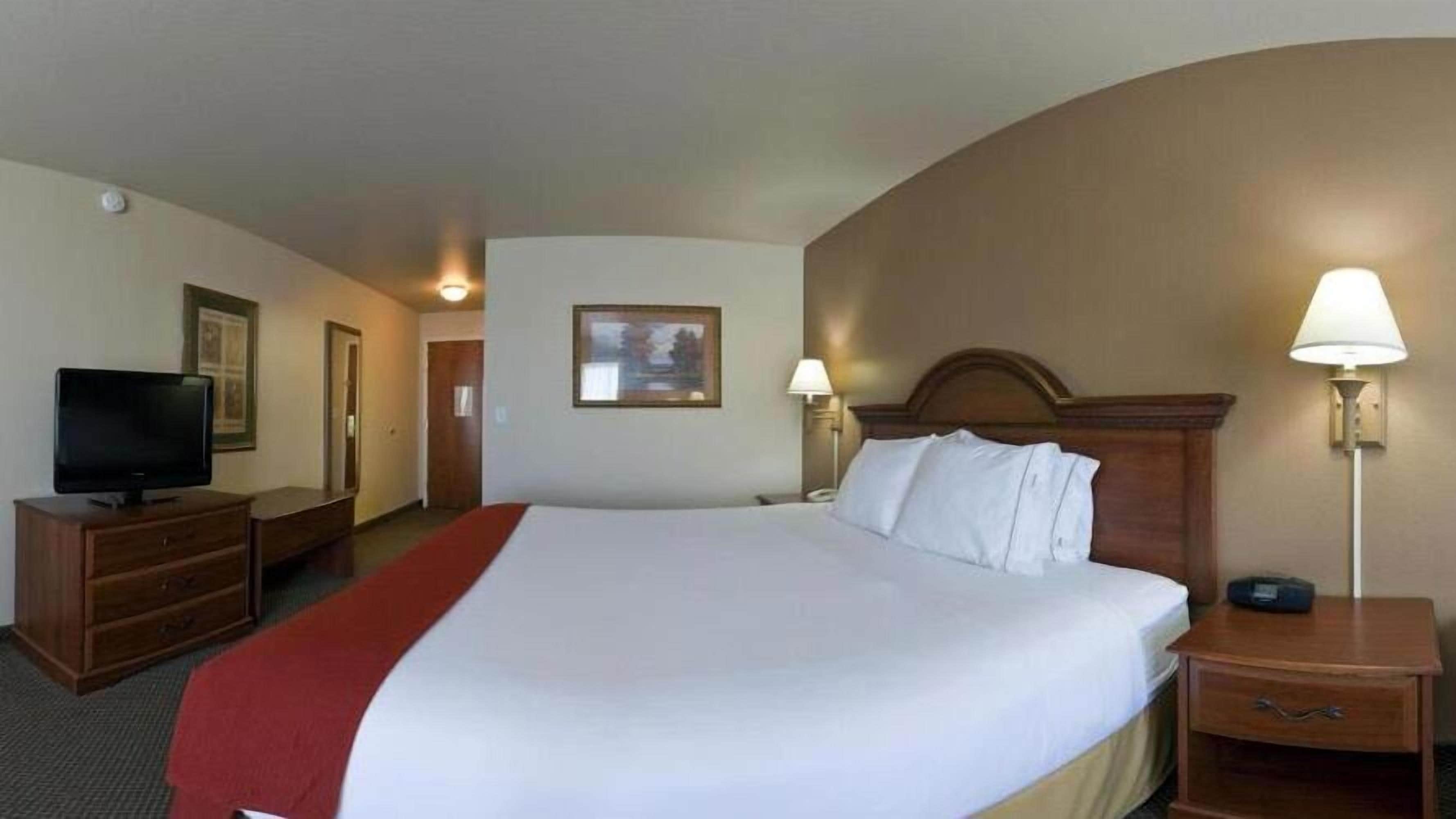 in-room safe, desk, iron/ironing board, cots/infant beds