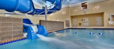 Een binnenzwembad, open van 07.00 uur tot 23.00 uur, en ligstoelen