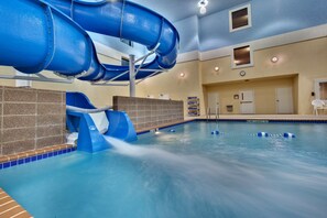 En swimmingpool med et blå vandrutsjebane.