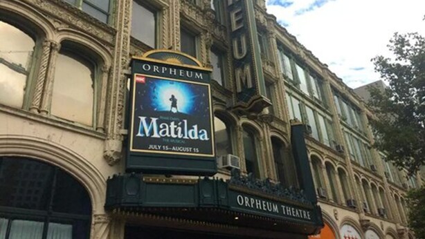 Cartellone di un teatro con la scritta "Matilda" e le date "15 luglio-15 agosto".