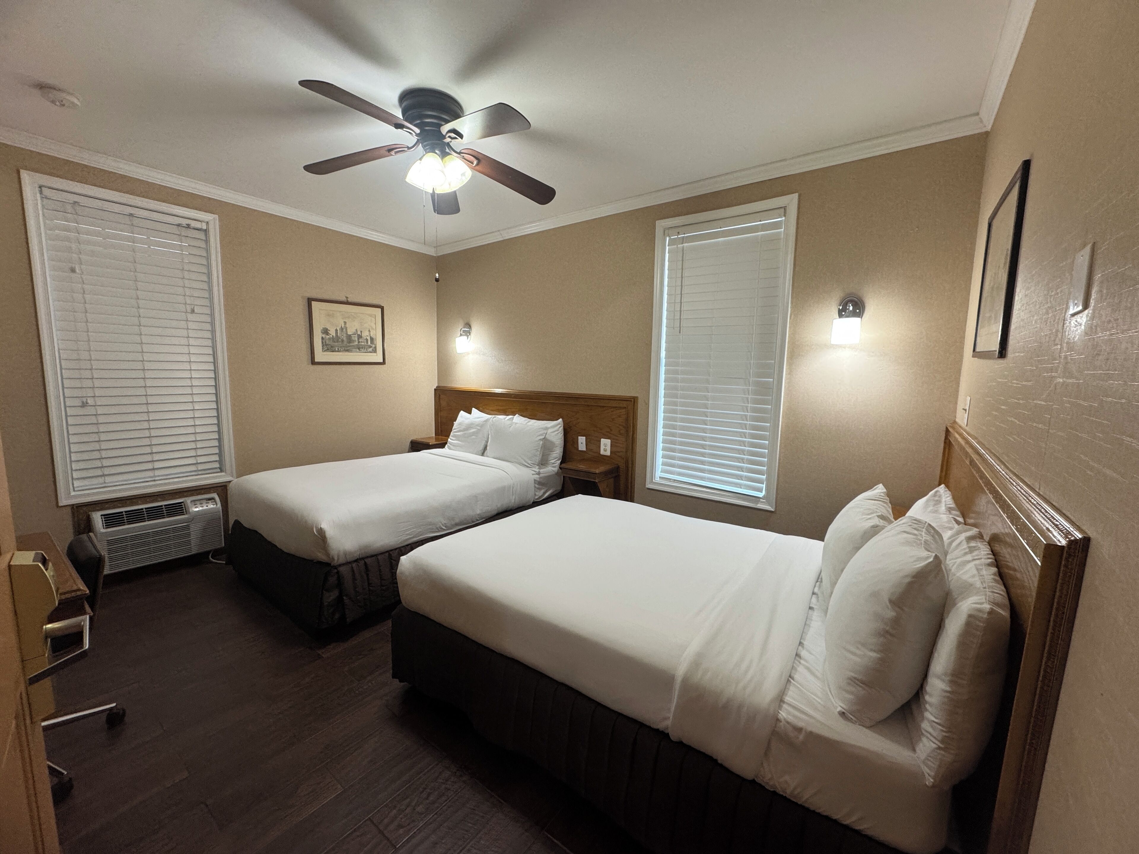 Tabla de planchar con plancha, wifi gratis y ropa de cama 