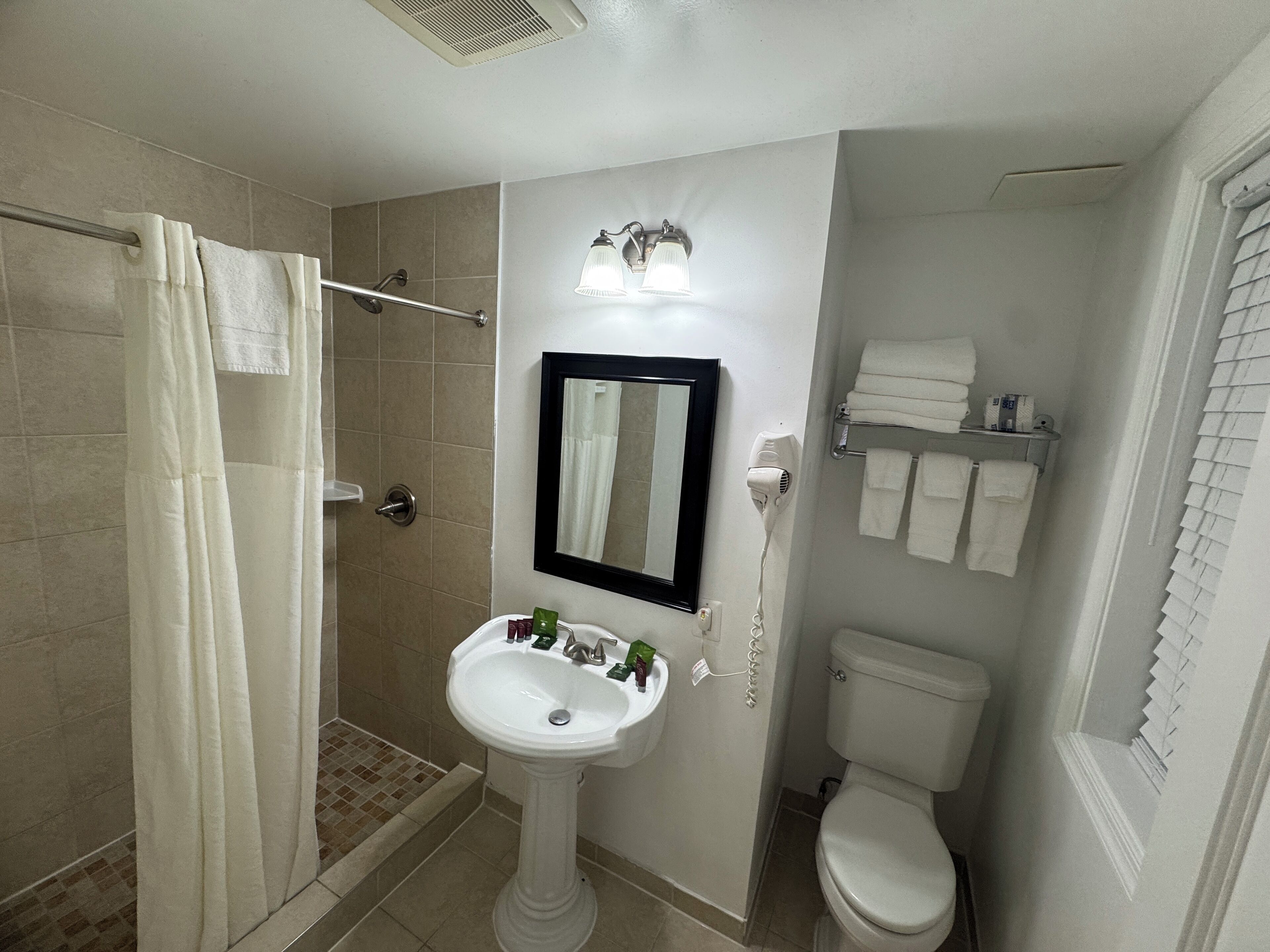 Ducha, artículos de tocador gratuitos, secador de pelo, toallas