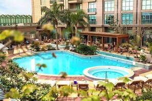 Una piscina cubierta, 2 piscinas al aire libre