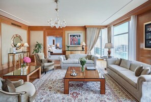 Een minibar, een kluis op de kamer, individueel gemeubileerd, een bureau