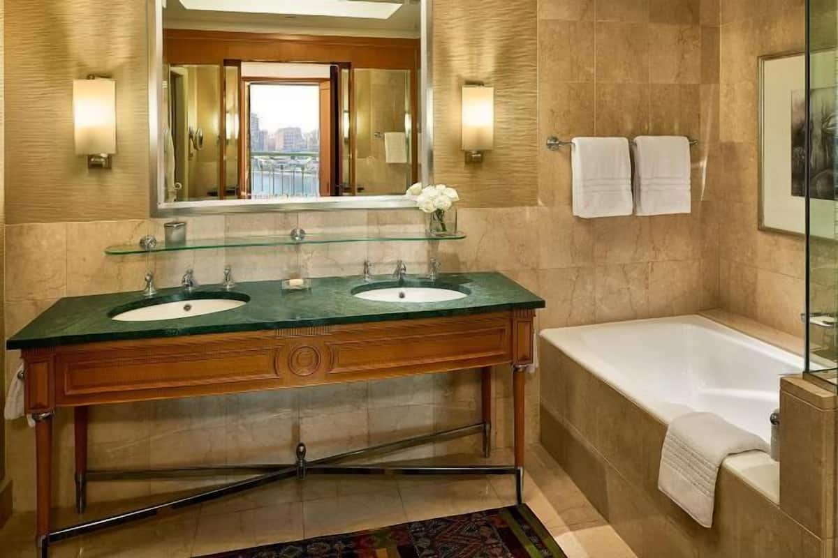 Separate bathtub and shower, deep-soaking bathtub, free toiletries