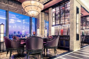 5 restaurantes; se sirven desayunos, almuerzos, cenas y cocina china 
