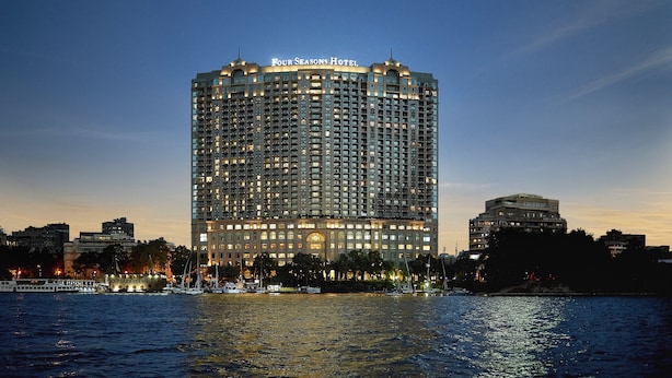 Un grand hôtel, avec une enseigne bien visible au sommet, de nombreux étages et une vue sur le front de mer.