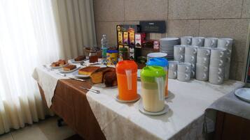 Tägliches inbegriffenes kontinentales Frühstück