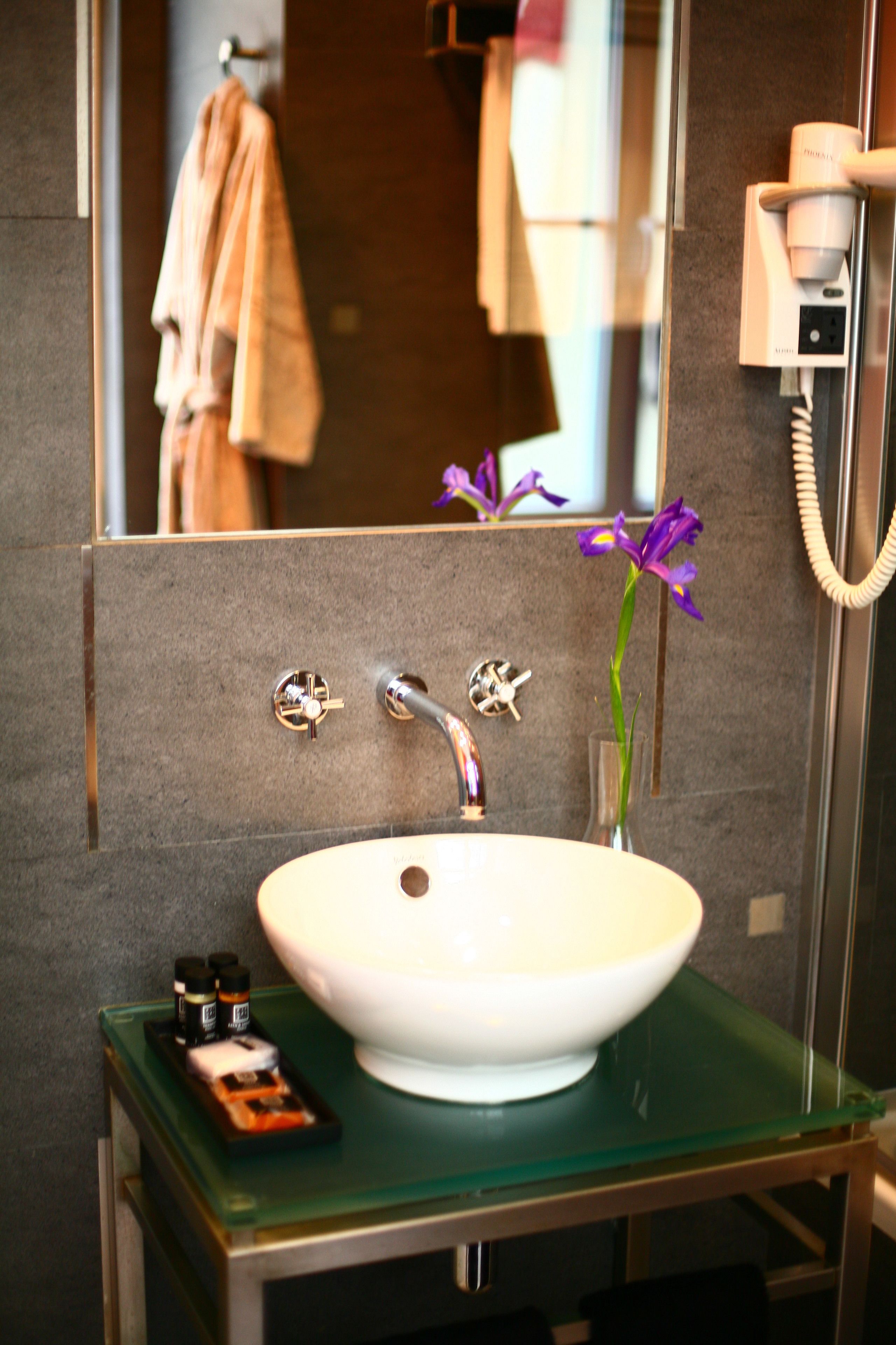 combined shower/bathtub, rainfall showerhead, free toiletries