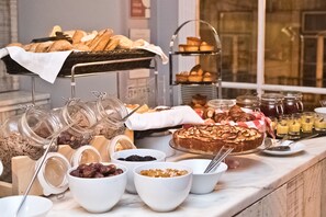 Desayuno buffet diario (EUR 15.00 por persona)