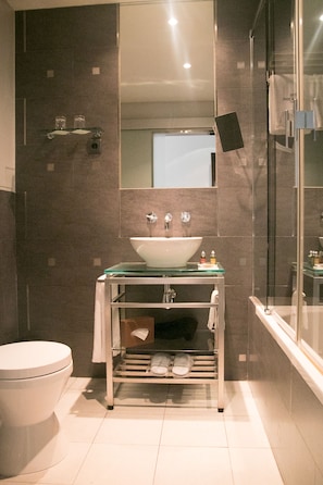 Combined shower/tub, rainfall showerhead, free toiletries, hair dryer - Internacional Design Hotel (Lisbon)