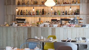 Desayuno buffet diario (EUR 15.00 por persona)