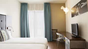 Habitación doble superior, balcón, vistas al mar | Minibar, caja fuerte, cortinas opacas y sistema de insonorización