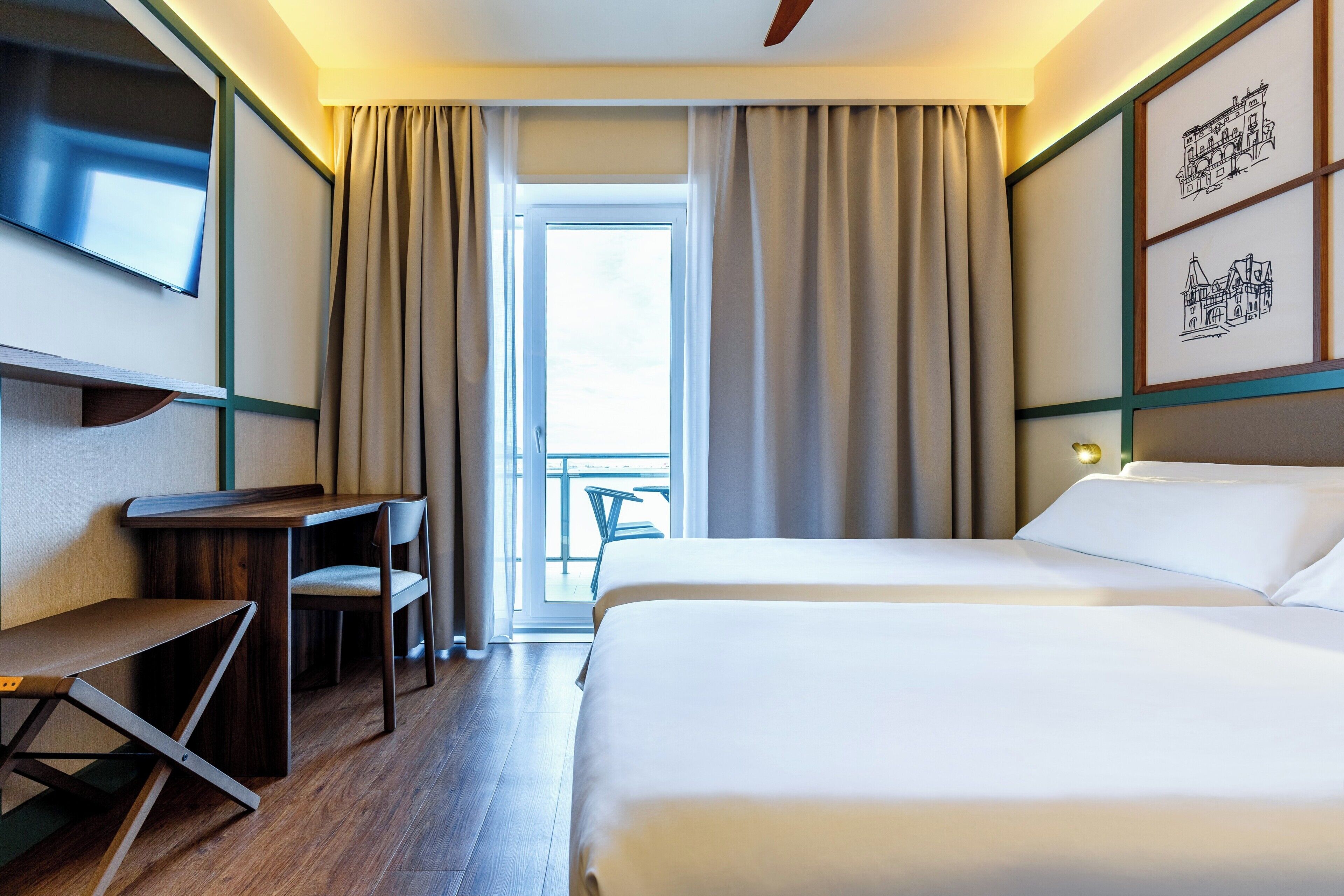 Habitación cuádruple, vista al mar | Minibar, caja de seguridad en la habitación y cortinas blackout 