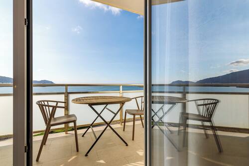 Neljän hengen superior-huone, parveke, merinäköala | Terassi/patio