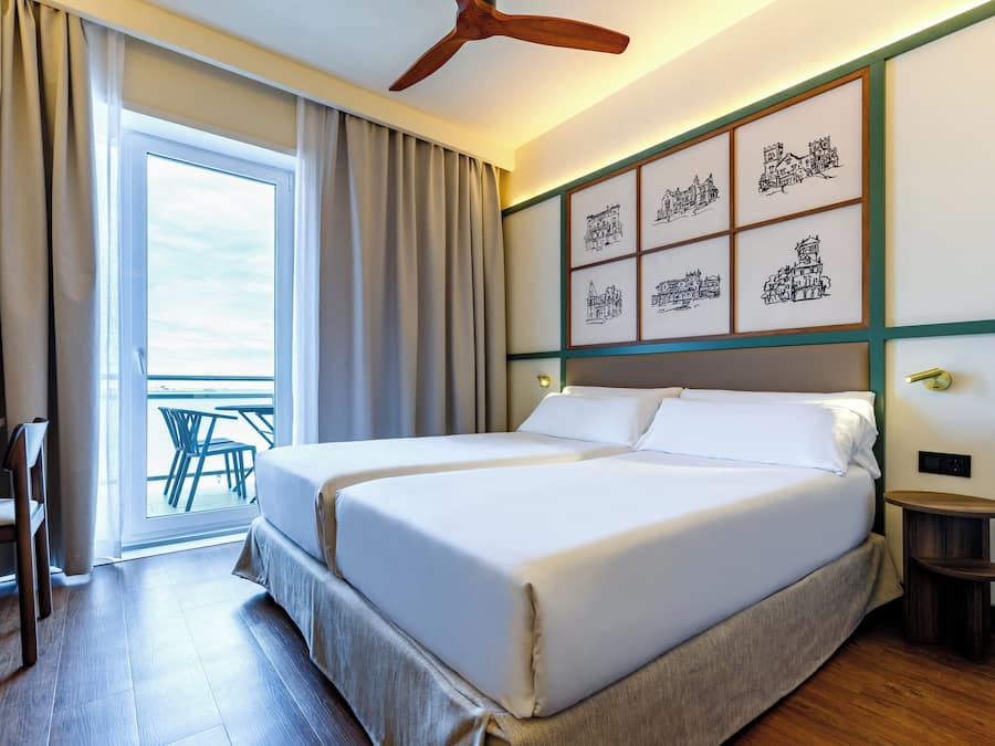 Minibar, caja de seguridad en la habitación y cortinas blackout