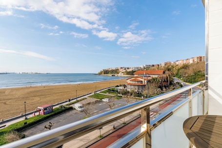 Quarto quádruplo superior, sacada, vista para o mar | Terraço/pátio. Petit Palace Tamarises