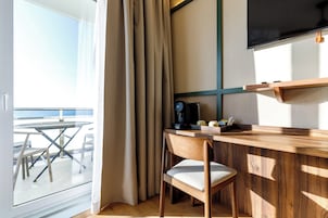 Quarto quádruplo superior, sacada, vista para o mar | Frigobar, cofres nos quartos, cortinas blackout, quartos à prova de som