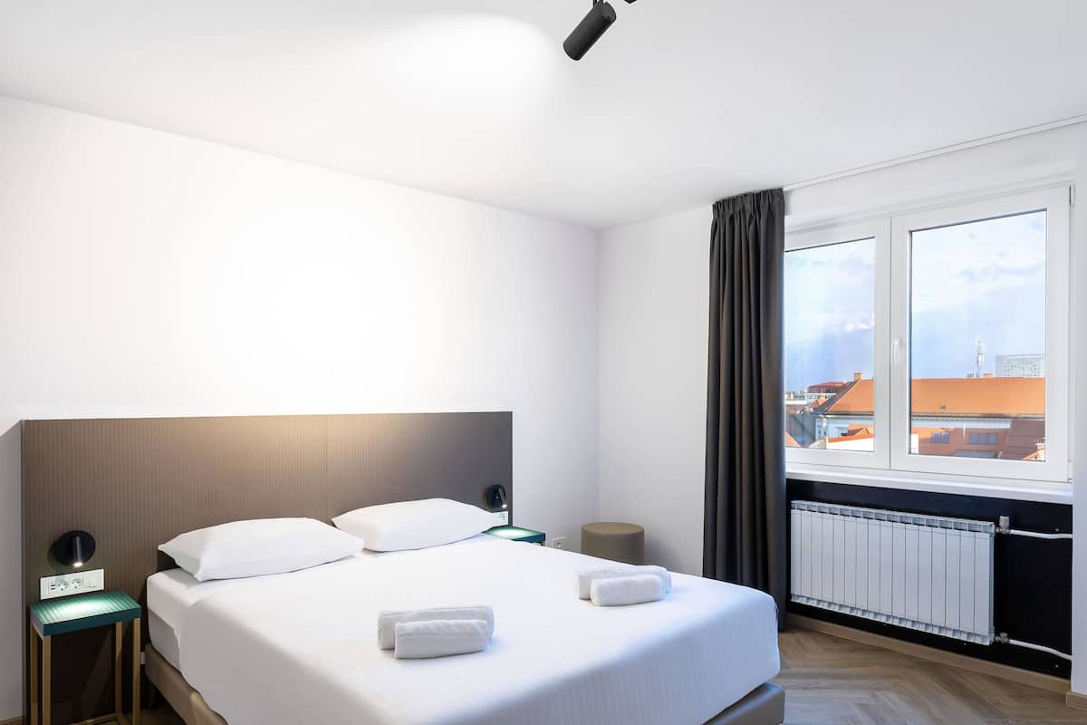 Suite | Safe på rommet, skrivebord, wi-fi (inkludert) og sengetøy