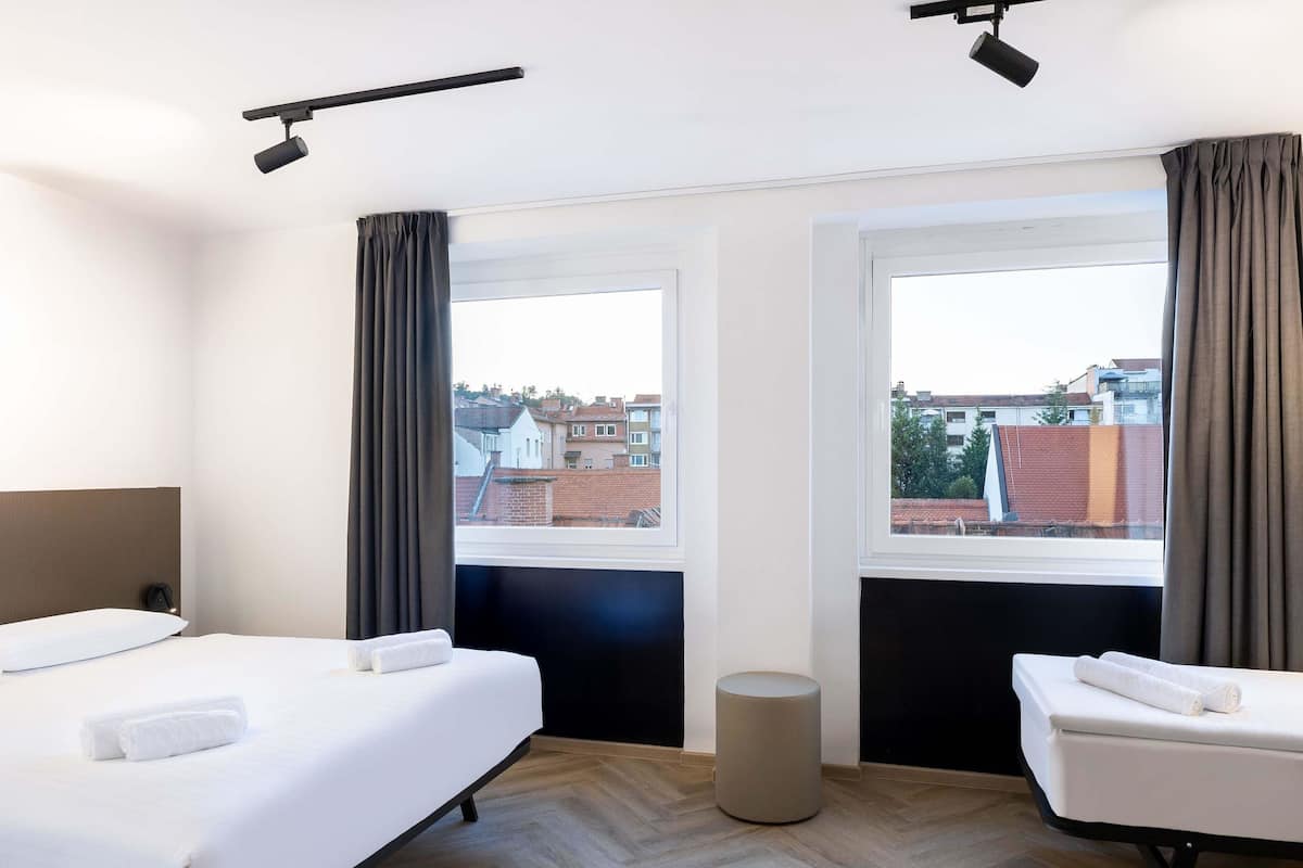 Triple Room | Safe på rommet, skrivebord, wi-fi (inkludert) og sengetøy