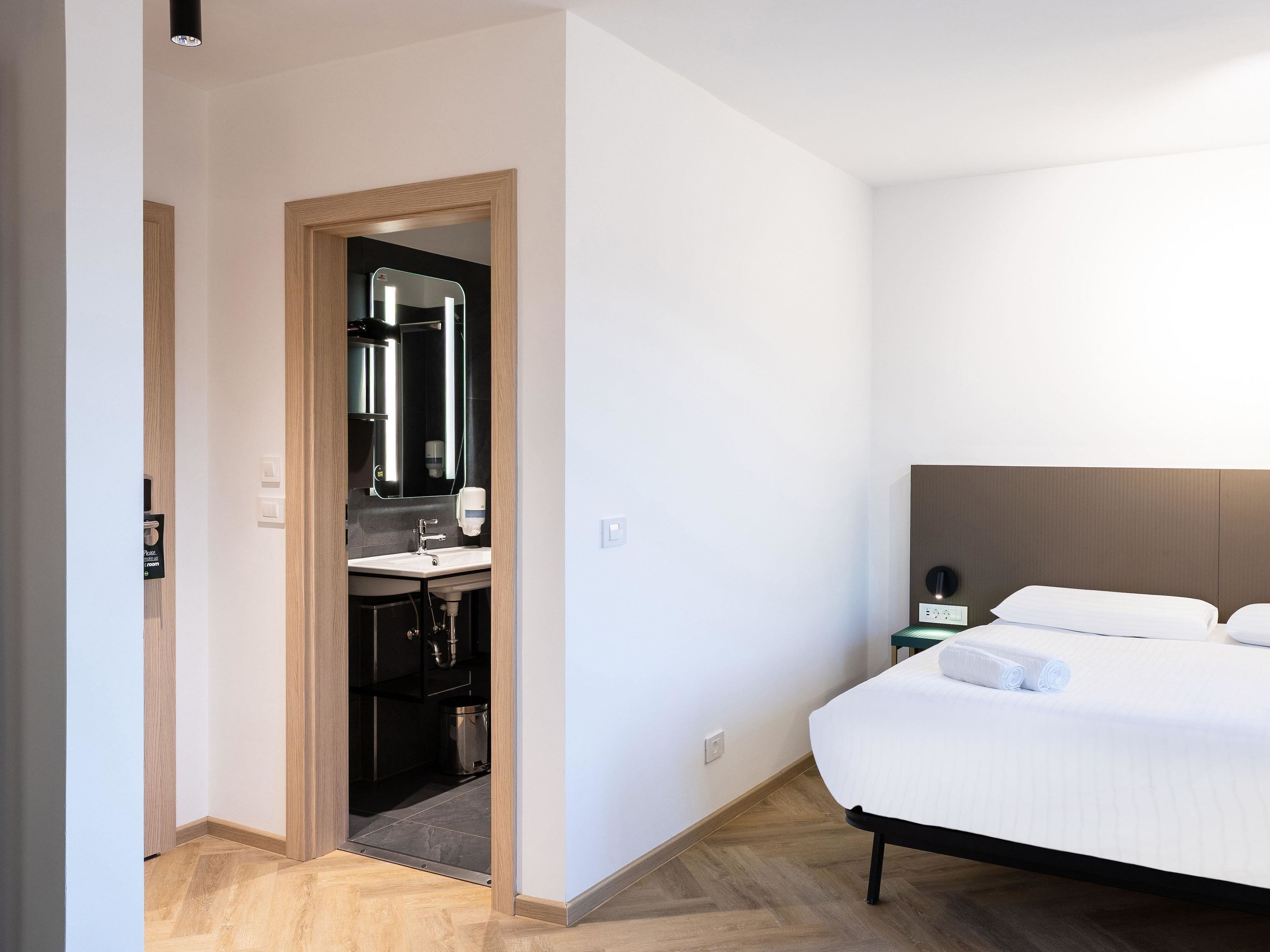 Triple Room | Zimmersafe, Schreibtisch, kostenloses WLAN, Bettwäsche