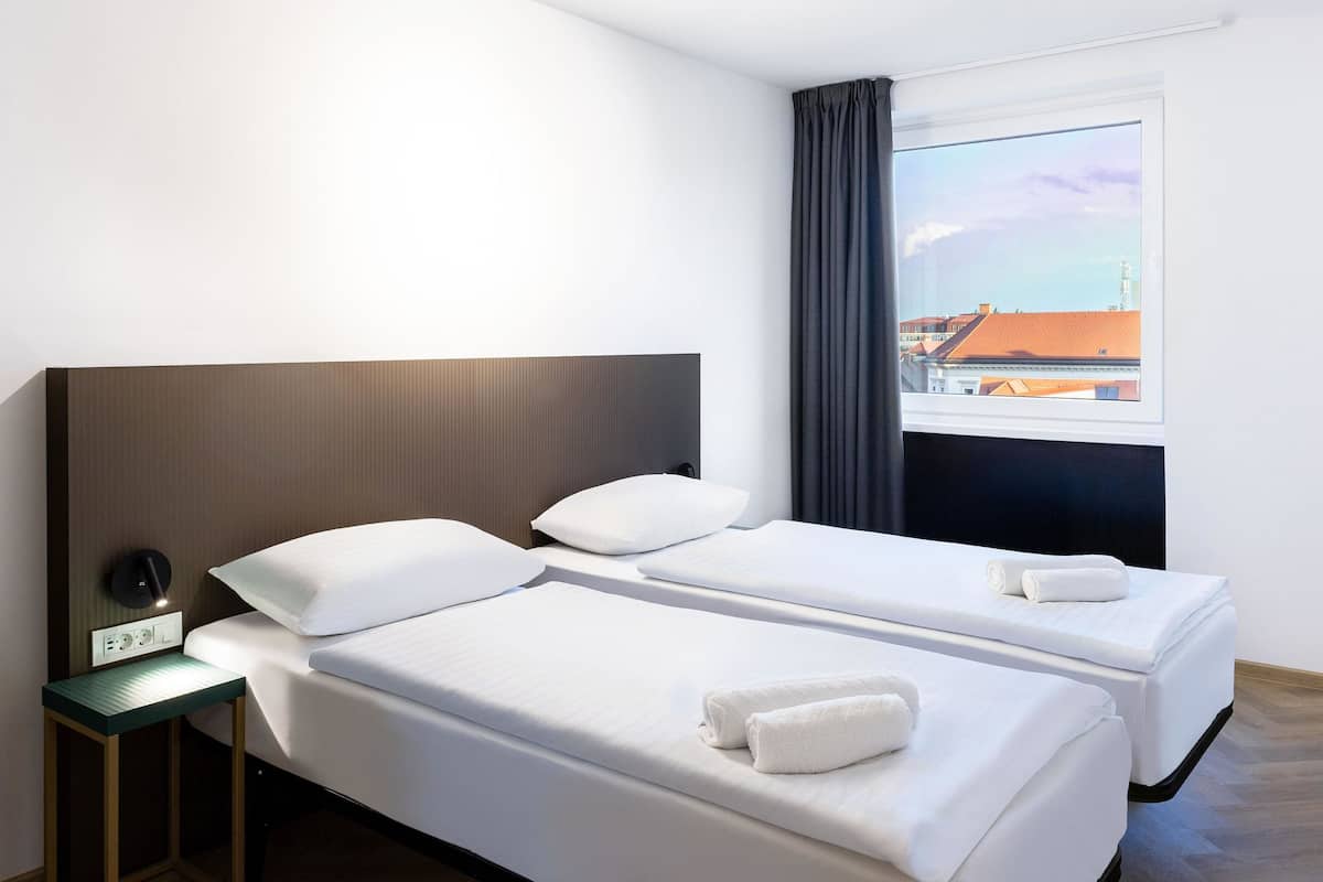 Habitación estándar con 2 camas individuales | Caja fuerte, escritorio, wifi gratis y ropa de cama