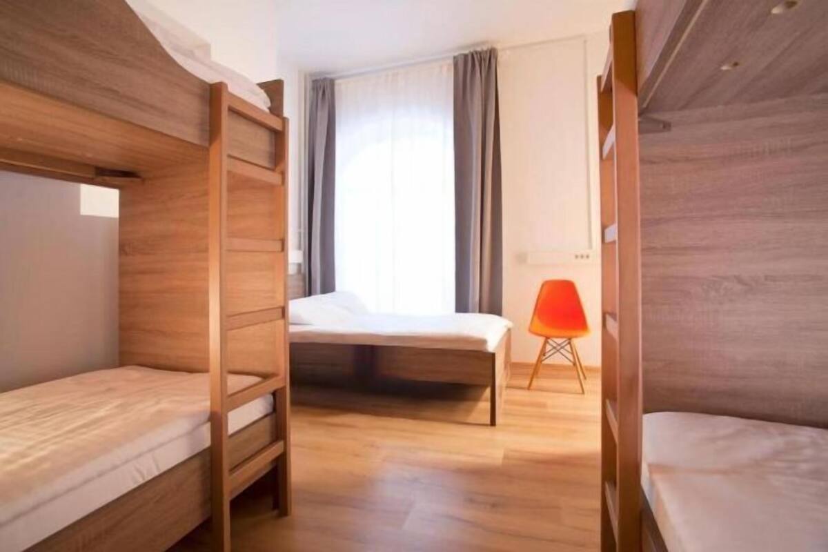 Zimmersafe, Schreibtisch, kostenloses WLAN, Bettwäsche