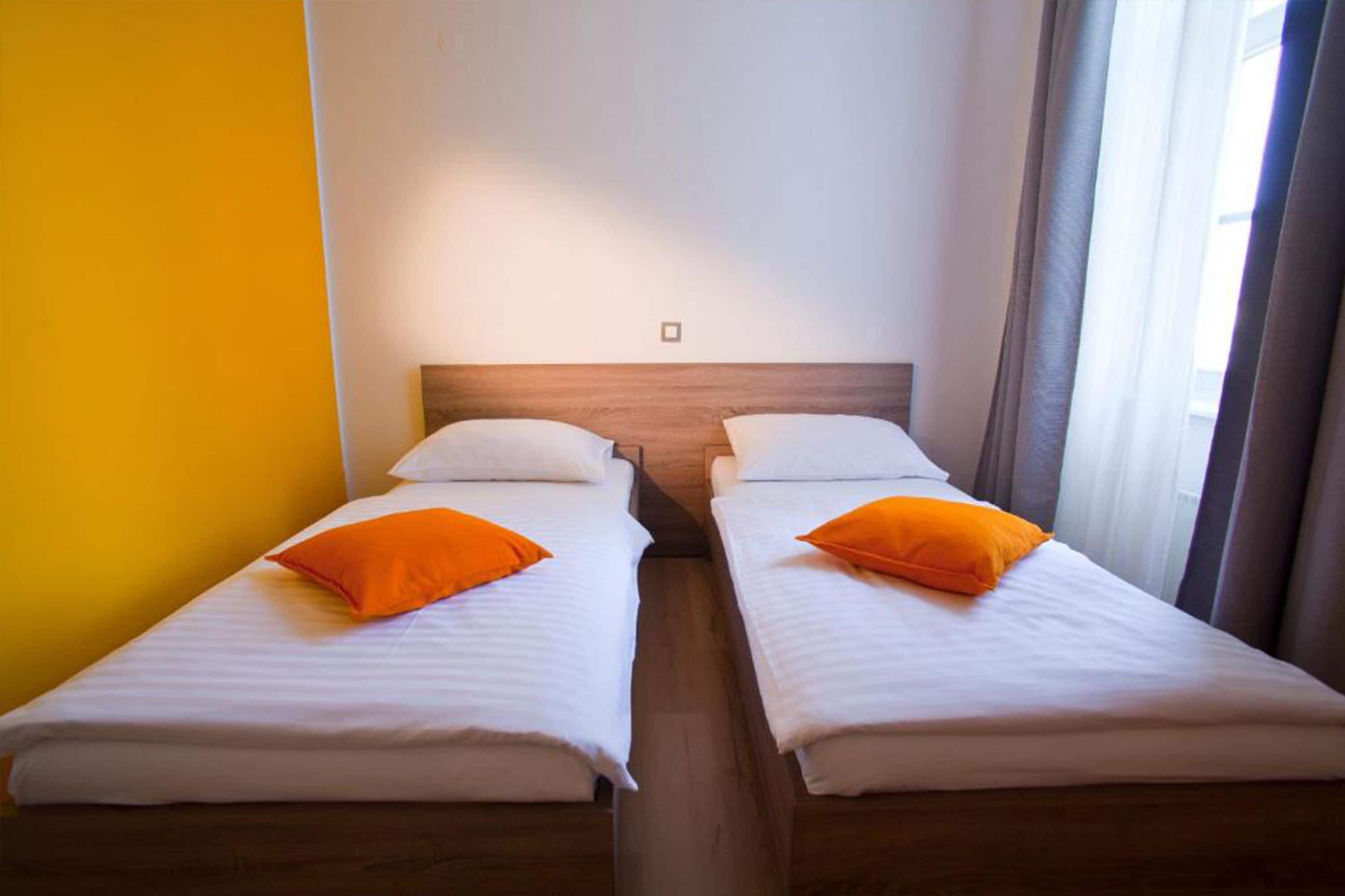 suite | in-room safe, desk, free wifi, bed sheets