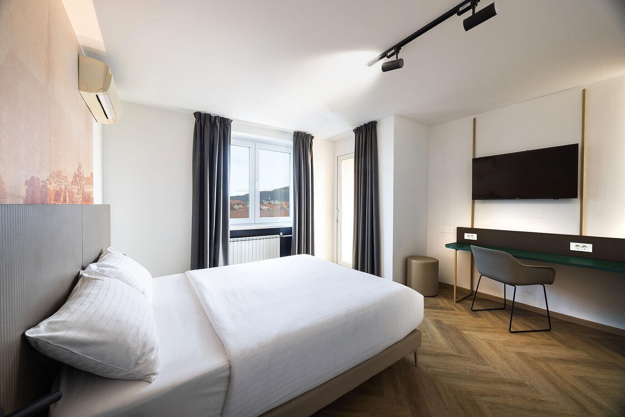 Suite | In-room safe, desk, WiFi (free), bed sheets
