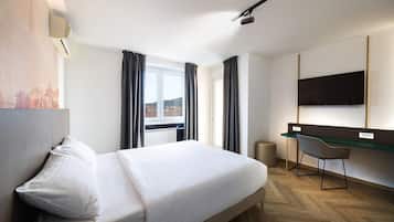 Suite | In-room safe, desk, WiFi (free), bed sheets