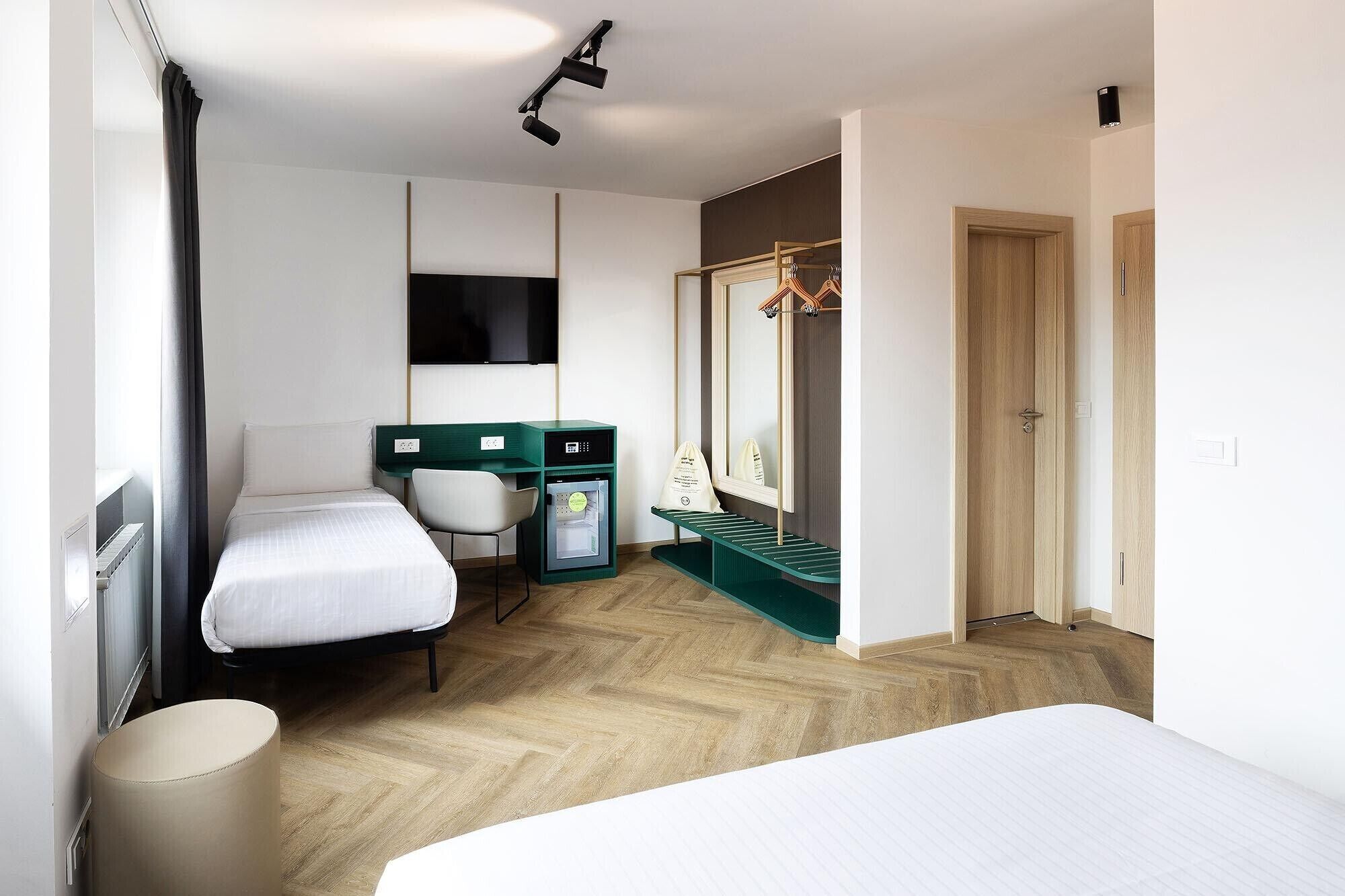 Triple Room | In-room safe, desk, WiFi (free), bed sheets