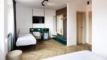 Triple Room | In-room safe, desk, WiFi (free), bed sheets