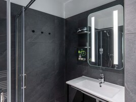 Secador de cabelo, toalhas de banho