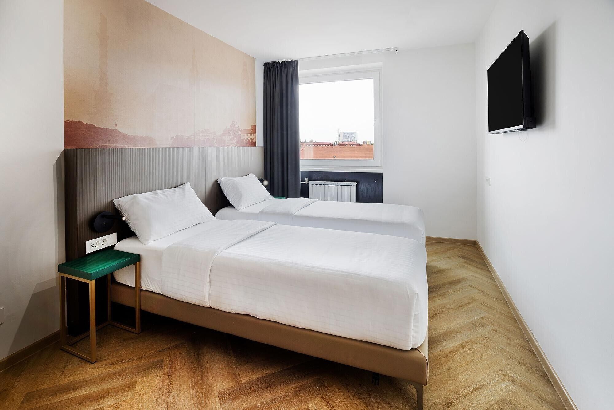 Suite | In-room safe, desk, WiFi (free), bed sheets