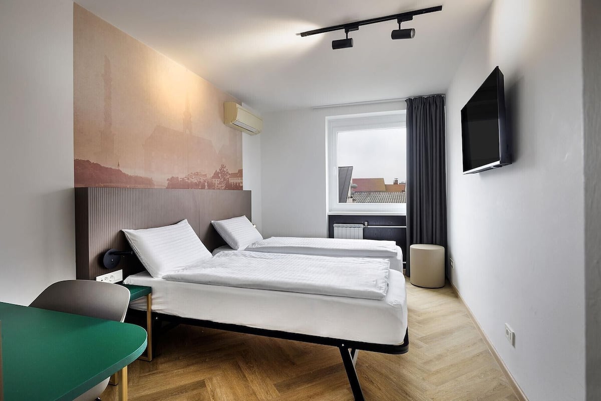 Standard Twin Room | In-room safe, desk, WiFi (free), bed sheets