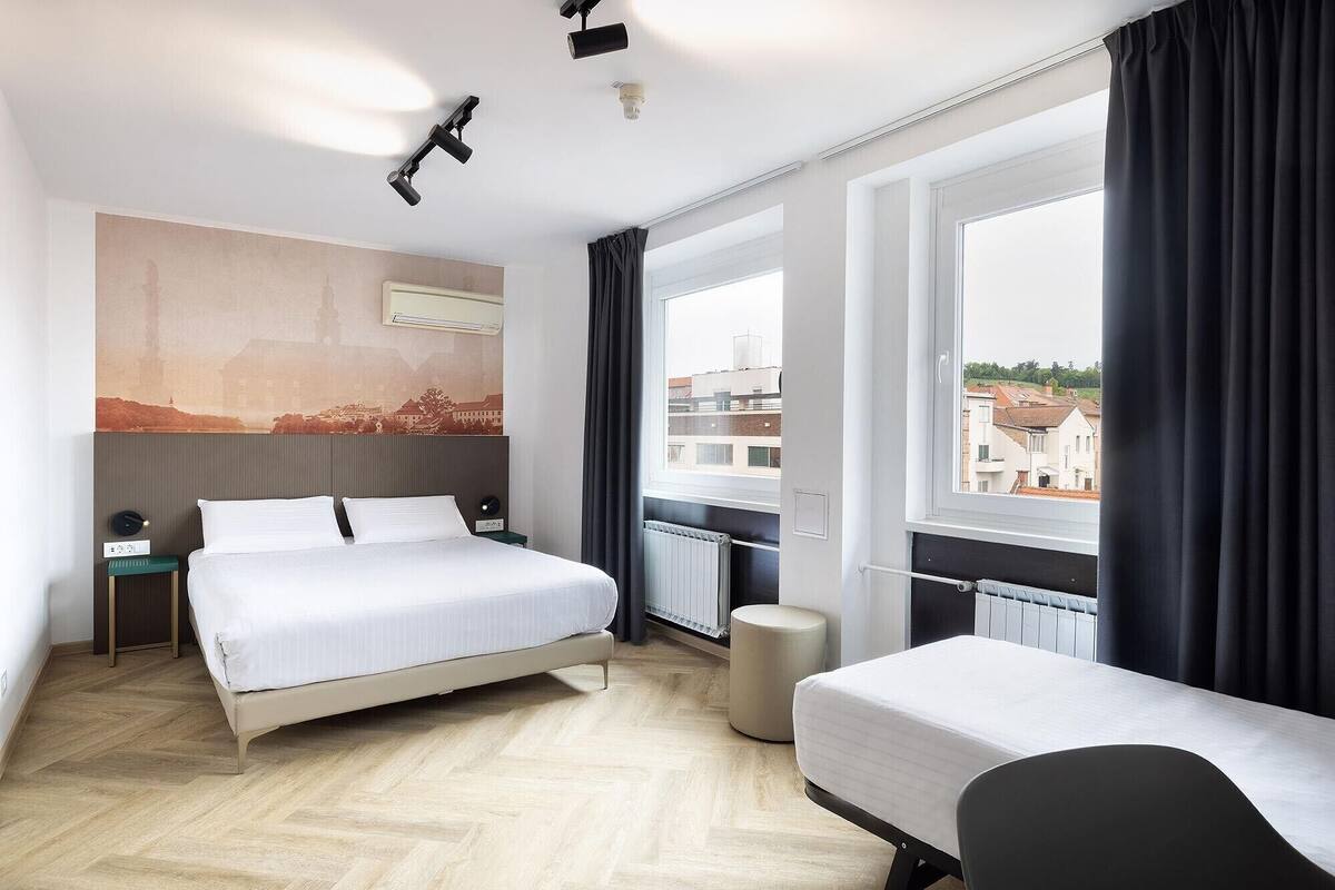Triple Room | In-room safe, desk, WiFi (free), bed sheets