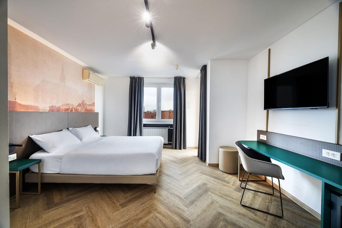 Suite | In-room safe, desk, WiFi (free), bed sheets