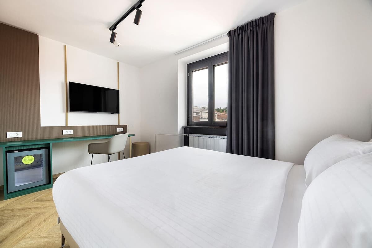 In-room safe, desk, WiFi (free), bed sheets