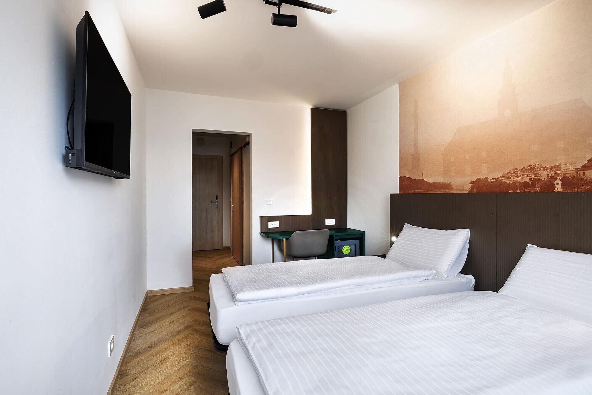 Standard Twin Room | In-room safe, desk, WiFi (free), bed sheets