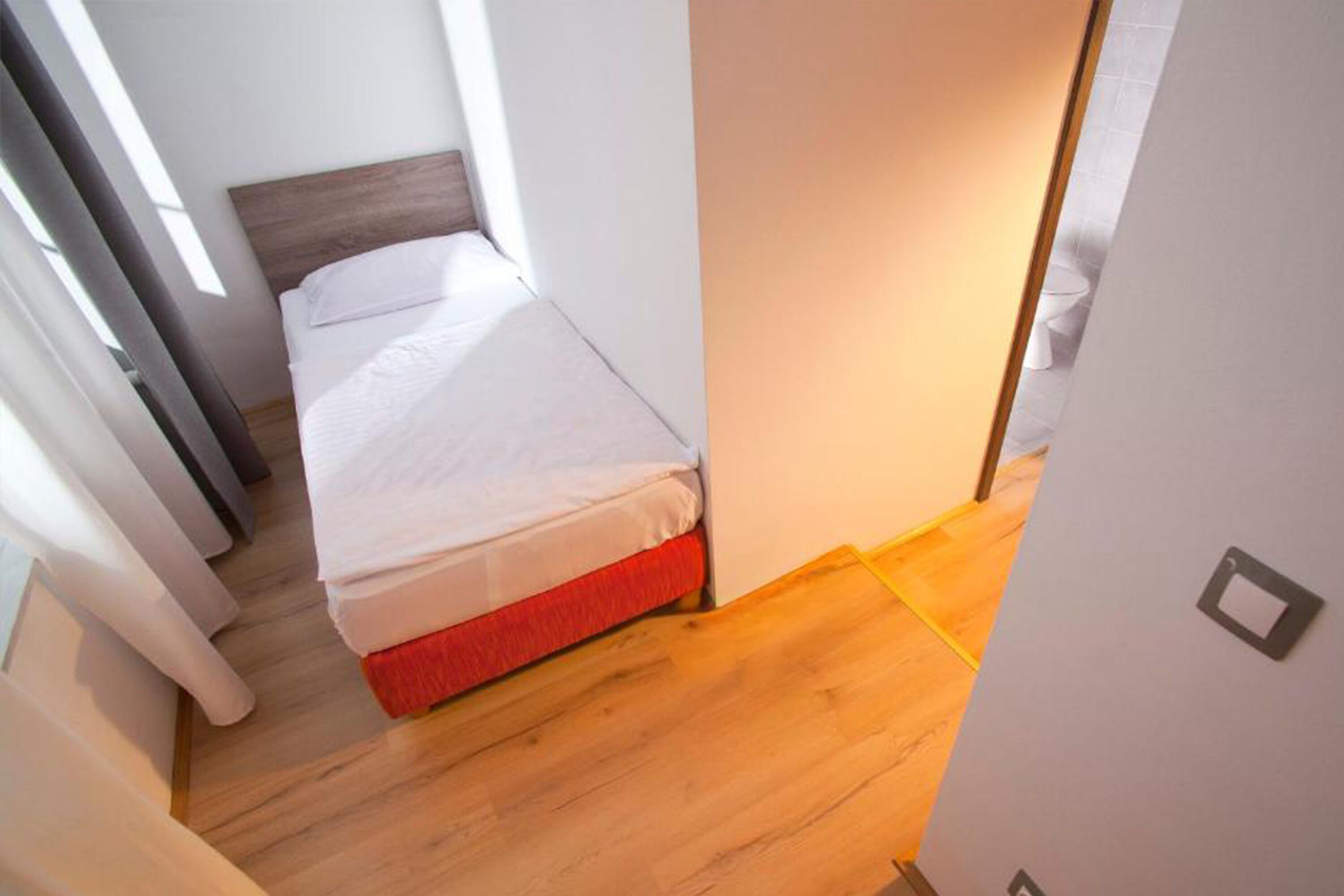 suite | in-room safe, desk, free wifi, bed sheets