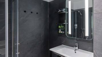 Zimmersafe, Schreibtisch, kostenloses WLAN, BettwÀsche