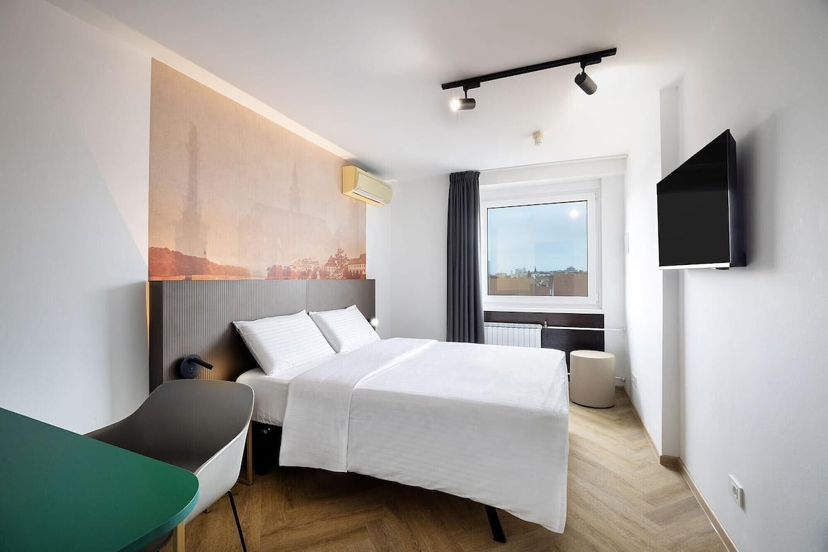 Double Room | In-room safe, desk, WiFi (free), bed sheets
