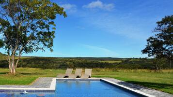 Udendørs pool, parasoller, liggestole