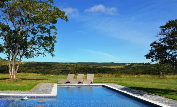 Außenpool, Sonnenschirme, Liegestühle