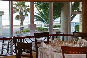 2 restaurants, breakfast served