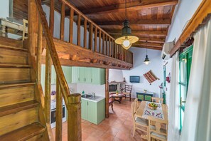 패밀리 아파트, 침실 2개 | 거실 공간 | TV, 벽난로